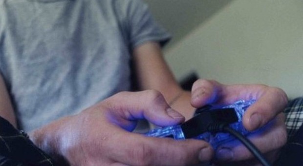 Tragedia a Varese, accoltella il figlio 15enne per i videogame e si uccide