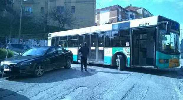 Ancona, un'auto in sosta selvaggia blocca l'autobus. Passeggeri infuriati