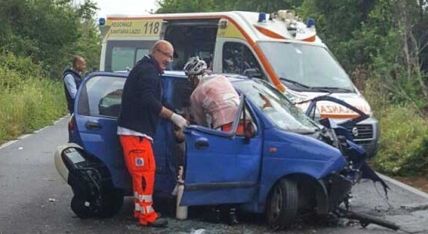Roma, schianto con l'auto contro un albero: due feriti, grave una donna incinta