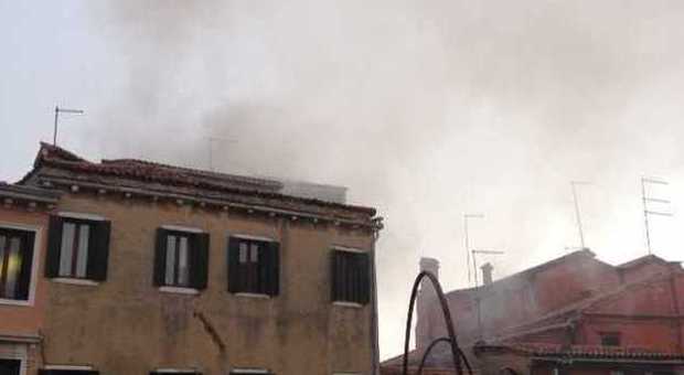 Venezia, fiamme in un palazzo vicino San Marco: due roghi in poche ore
