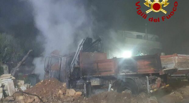 Collepasso, incendio ai danni di una ditta: distrutti due camion e un escavatore