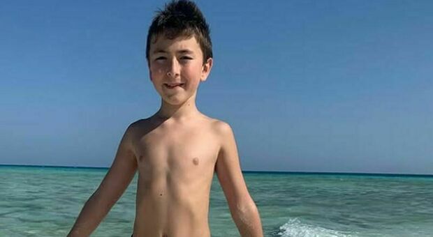 Mattia Cossettini, bambino di 9 anni muore durante la vacanza con i genitori a Marsa Alam: il malore durante la gita in barca. Il papà: «I soccorsi hanno perso tempo prezioso»