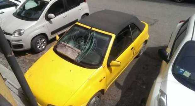 Una delle auto danneggiate in via dell'Ospedale a Foligno