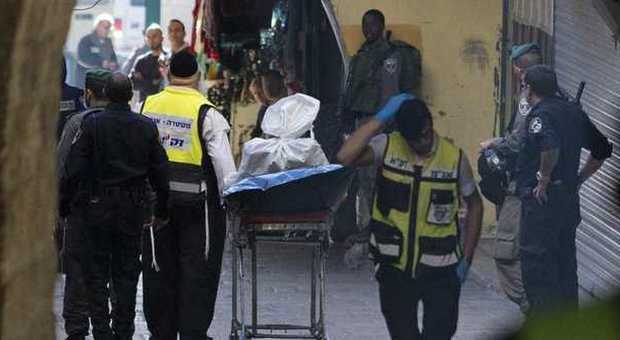 Gerusalemme: accoltellati un poliziotto israeliano e una donna, ucciso l'aggressore palestinese