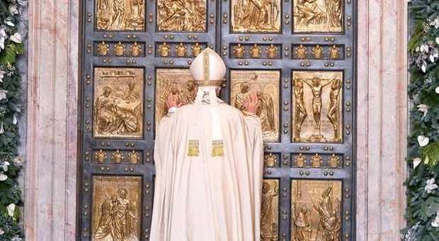 Giubileo, la porta santa è troppo pesante, il Papa la spinge due volte