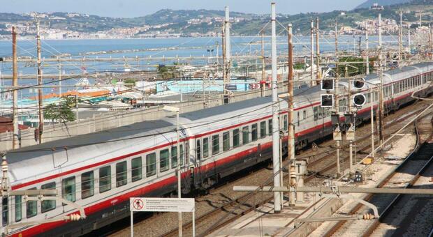 Ancona-Roma, un incubo. Ieri oltre cinque ore di viaggio in treno. Ecco il primo banco di prova per Acquaroli