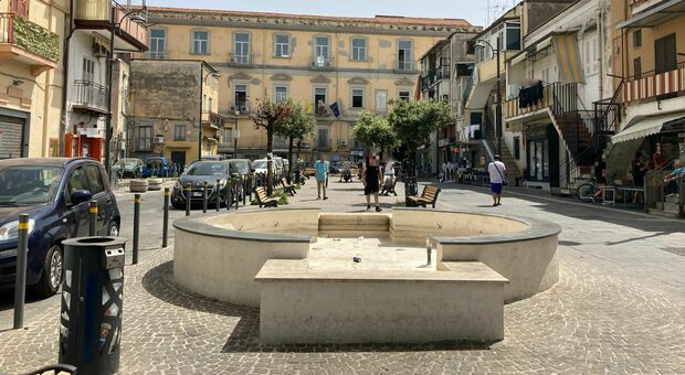 Napoli, definitivamente spenta la fontana di Barra: piazza ko dopo i lavori