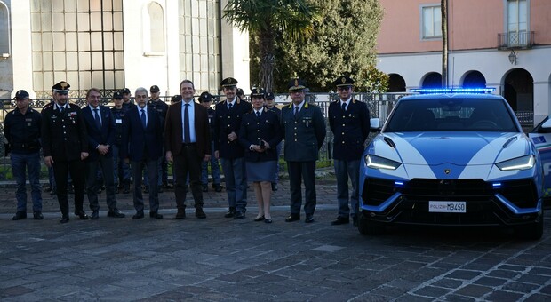 Polizia, la Lamborghini Urus presentata agli allievi agenti della Scuola