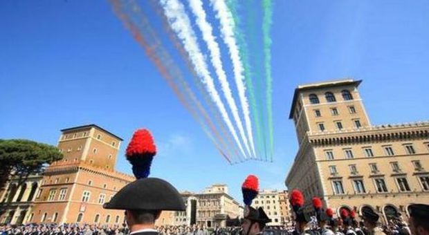 2 giugno, folla in piazza a Roma per la parata. Applausi per il premier Renzi: "Vai avanti"