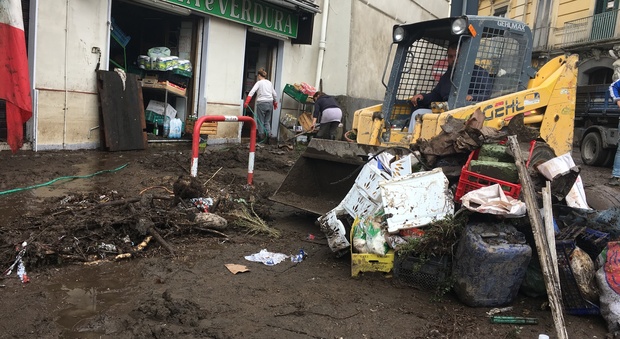 Maltempo, tragedia sventata nel Napoletano: colata di fango per due chilometri, tre salvati