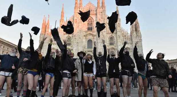 Milano, tutti in mutande in metropolitana: è la moda del "No pants subway ride"