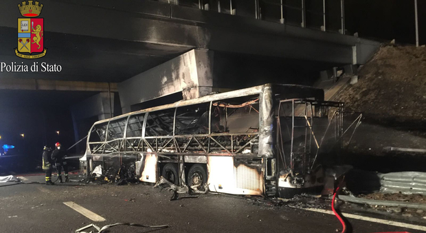 Bus a fuoco sull'A4, prof eroe sfida le fiamme per salvare gli studenti