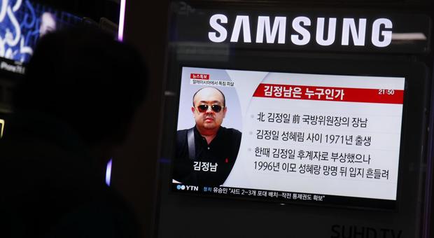 Un uomo segue un notiziario sulla morte di Kim Jong-nam