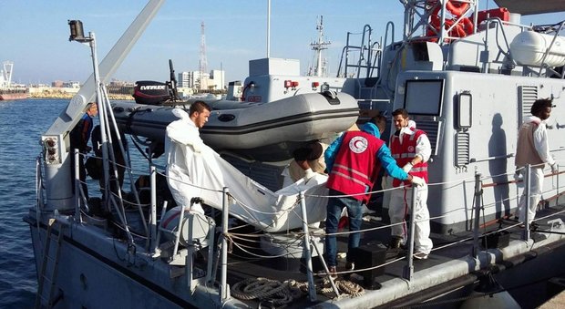 Migranti, affonda gommone al largo delle coste della Libia: oltre 30 morti, 200 soccorsi