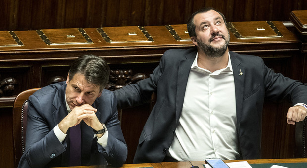 Migranti, gelo tra Salvini e Conte, il ministro: «Altro che a prenderli con l'aereo! A casa»