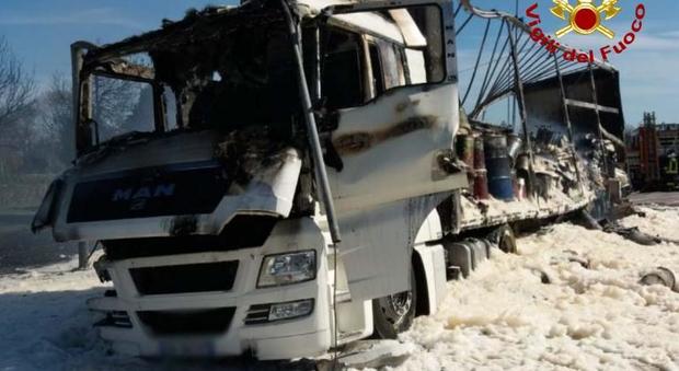 Fano, il camion carico di vernici prende fuoco: l'autista salta via e si salva