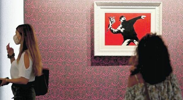 «Banksy è anonimo, non ha il copyright». Lanciatore di fiori , la sentenza: «Non possibile stabilire chi sia l'autore»