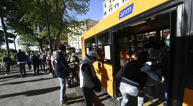 Covid in Campania, De Luca aumenta gli autobus: in strada altri 60 mezzi