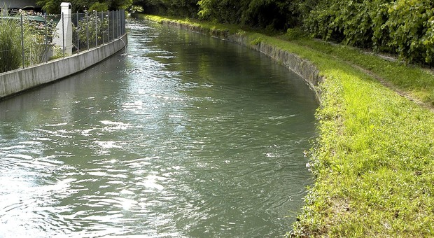 Montebelluna. Vedono una persona nel canale alle 4 di mattina, i passanti si tuffano e la salvano Montebelluna. Vedono una persona nel canale alle 4 di mattina, i passanti si tuffano e la salvano