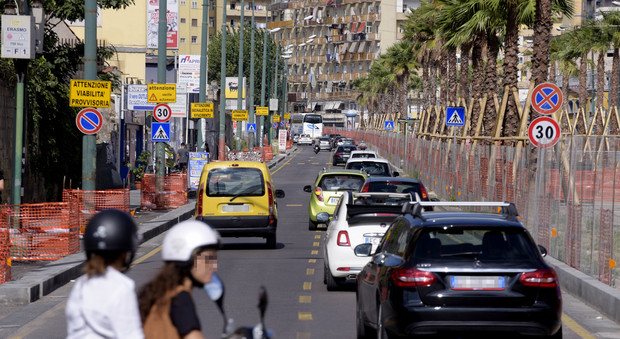 Napoli, paura in via Marina: taxi investe 17enne mentre attraversa, è grave