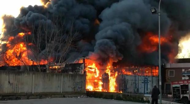 Un altro incendio nella Terra dei Fuochi: capannone in fiamme a Casoria, è allarme bomba ambientale