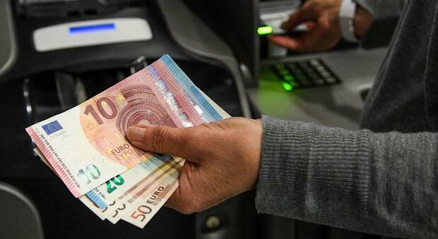 Bancomat 'sputa' banconote da 20 e 50 euro: un passante raccoglie e restituisce alla polizia 980 euro