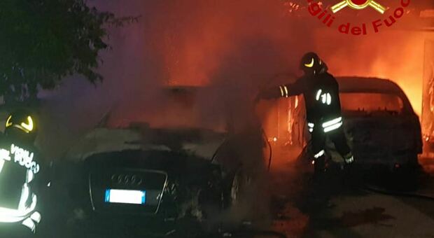 Incendio nella notte, distrutte due auto della stessa famiglia