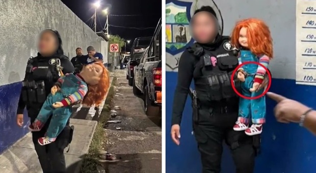 Chucky la bambola assassina arrestata: manette e foto segnaletica, le immagini fanno il giro del mondo. Cosa è successo