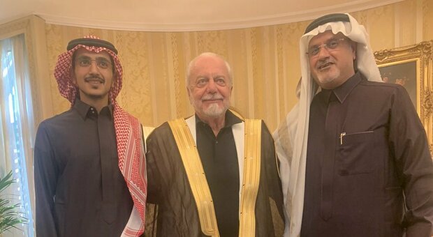 Il presidente De Laurentiis con i dirigenti del club arabo Al-Shabab (Twitter Aurelio De Laurentiis)