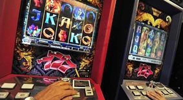 Osimo, studente il fuga con i soldi del compagni: si è giocato tutto alle slot-machine