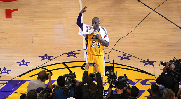 Kobe Bryant all'ultima partita dopo venti anni con i Los Angeles Lakers