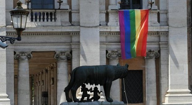 Diritti gay, via alla settimana "rainbow": e in Comune sventola la bandiera arcobaleno
