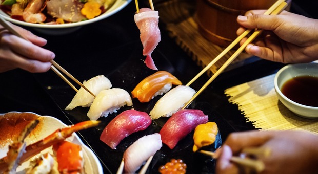 Mangiano sushi e in dodici si sentono male: ecco qual è il piatto pericoloso