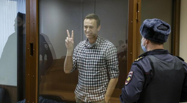 Putin, Navalny: «In carcere costretto per ore a fissare un suo ritratto per rieducarmi»