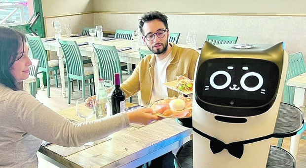 «Non troviamo camerieri» e nel locale arriva il robot, la scelta dei titolari di una pizzeria di Todi