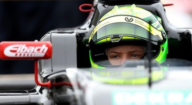 Esordio da campione per il figlio di Schumi Mick rimonta dieci posizioni in Formula 4
