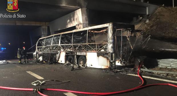 Il console: «Un prof eroico è rientrato nel bus in fiamme per salvare ragazzi»