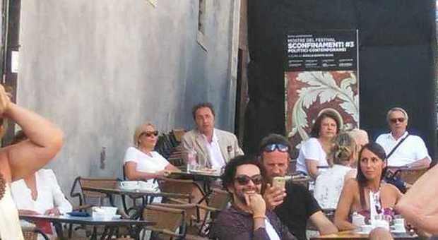 Paolo Sorrentino seduto ai tavoli del Tric Trac