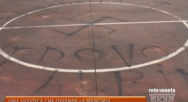 Simboli nazi al parco Ragazzi '99 Il sindaco: «Sfregio alla storia»