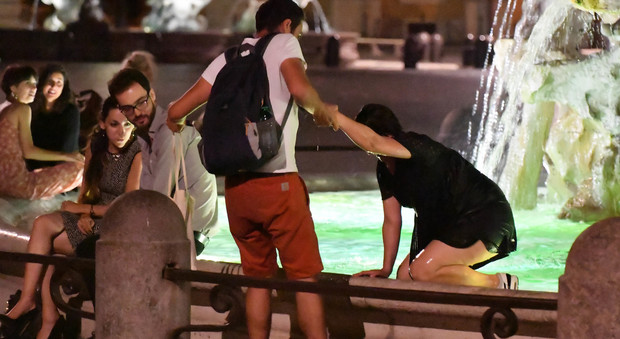 Roma, fa il bagno nella Fontana del Nettuno: fermato da u na pattuglia di vigili urbani