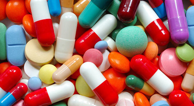 Medicinali, spezzare le pillole per ingoiarle è dannoso: ecco cosa può succedere