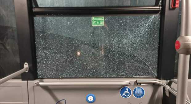 Sassi contro bus a Taranto, la denuncia dei sindacati: «Escalation di violenza»