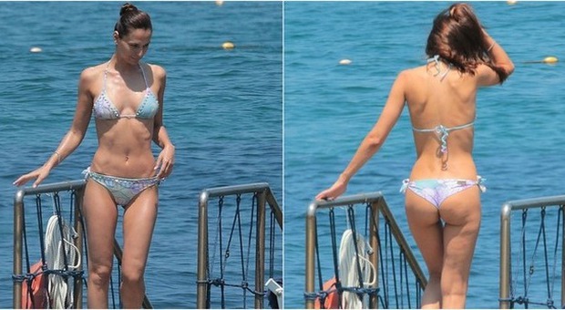 Anna Safroncik a Ischia, micro-bikini e lato B in mostra