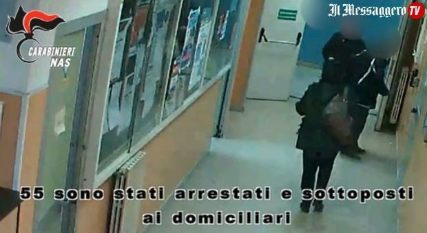 Napoli, blitz antiassenteisti in ospedale: 55 arresti tra medici e impiegati, 94 dipendenti sotto inchiesta