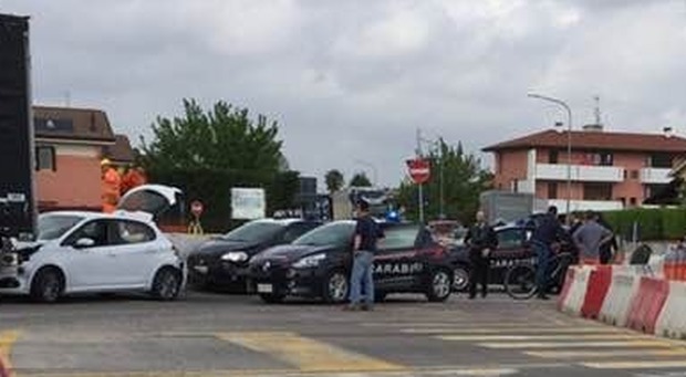 Peugeot di un nomade forza posto di blocco e fugge: inseguimento in Castellana