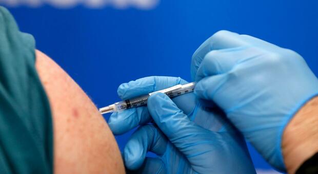 Il vaccino Moderna blocca anche il contagio. L'analisi della Fda: «Già dalla prima dose»