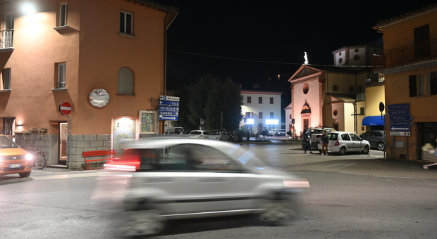 Sfide folli dei ragazzini ai bordi delle strade: Perugia, allarme in un quartiere