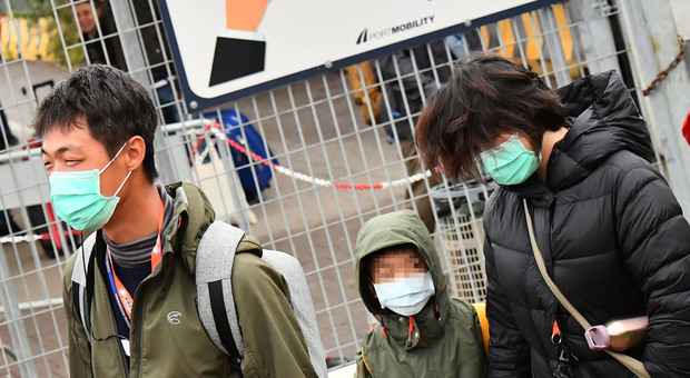 Tre turisti asiatici scesi dalla nave da crociera con le mascherine (foto Giobbi)