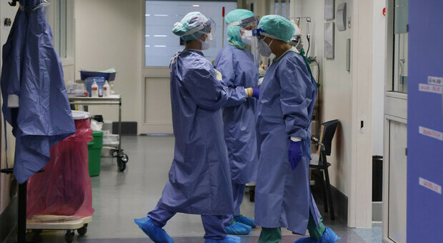 Rovigo, in ospedale 20 positivi su 30 pazienti: si indaga su infermieri no-vax. Burioni: «Inaccettabile»