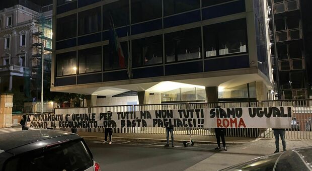 Striscione ultras Roma davanti alla sede della Figc: «Pagliacci. Il regolamento non è uguale per tutti»